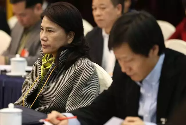 格力真正的困境：董明珠困在雷軍里