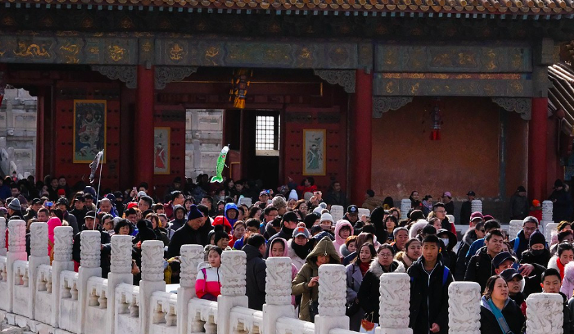 3天狂賺370億，被擠爆的景區(qū)，救活了多少導(dǎo)游？