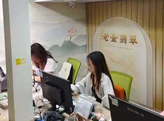 瘋狂的“石頭”：直播間造富，一夜賣出200萬