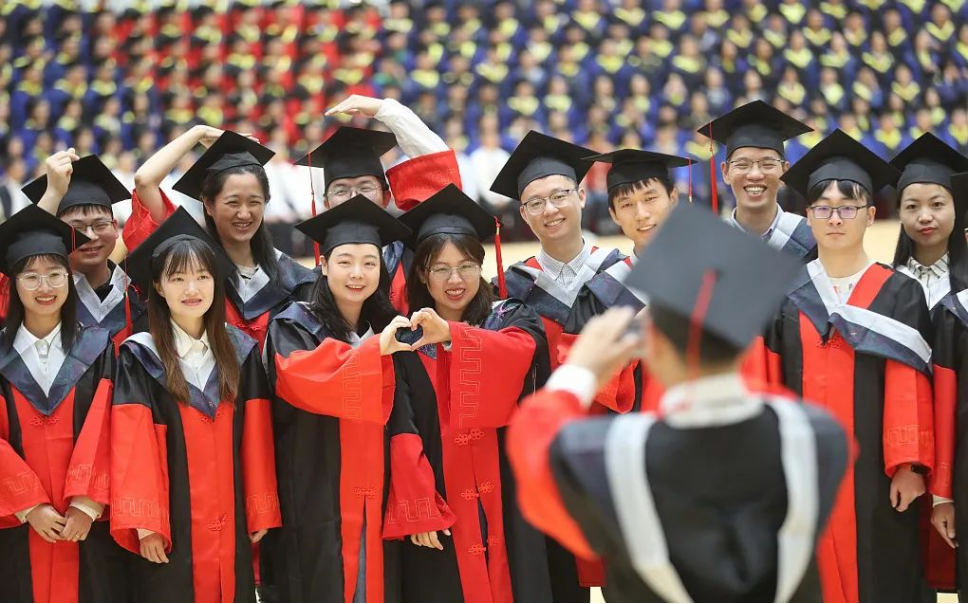 學(xué)歷貶值，大學(xué)學(xué)費為何還要上漲？