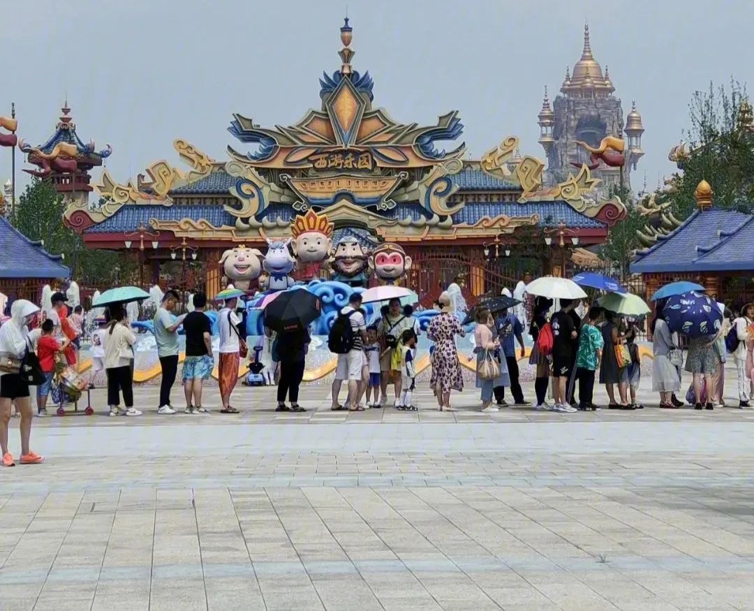 1天吸引上万人，被迪士尼虐惨的中国乐园，终于熬出头了？