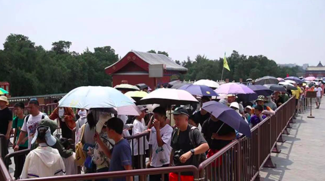 3天狂賺370億，被擠爆的景區(qū)，救活了多少導(dǎo)游？