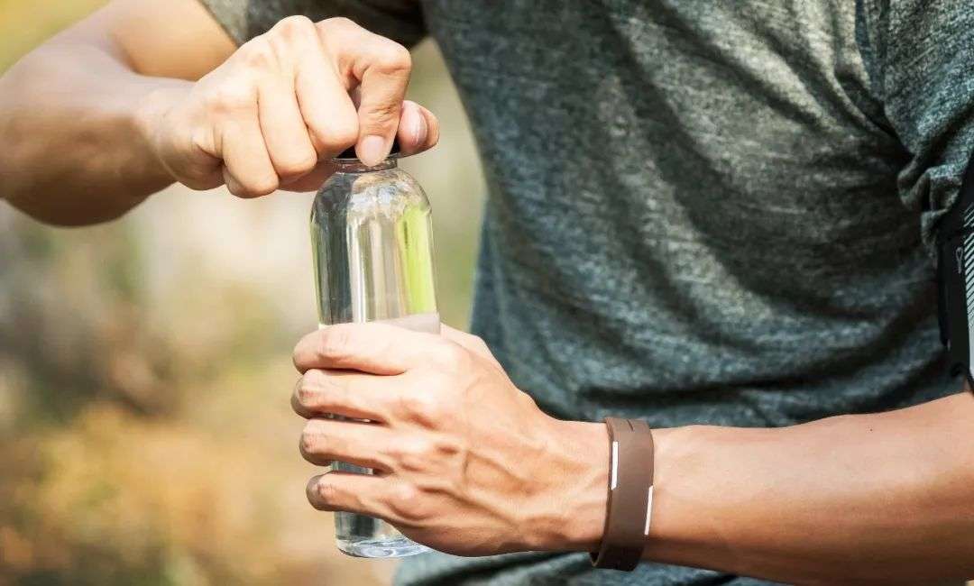 15元一瓶的礦泉水，“刺”痛了多少人？