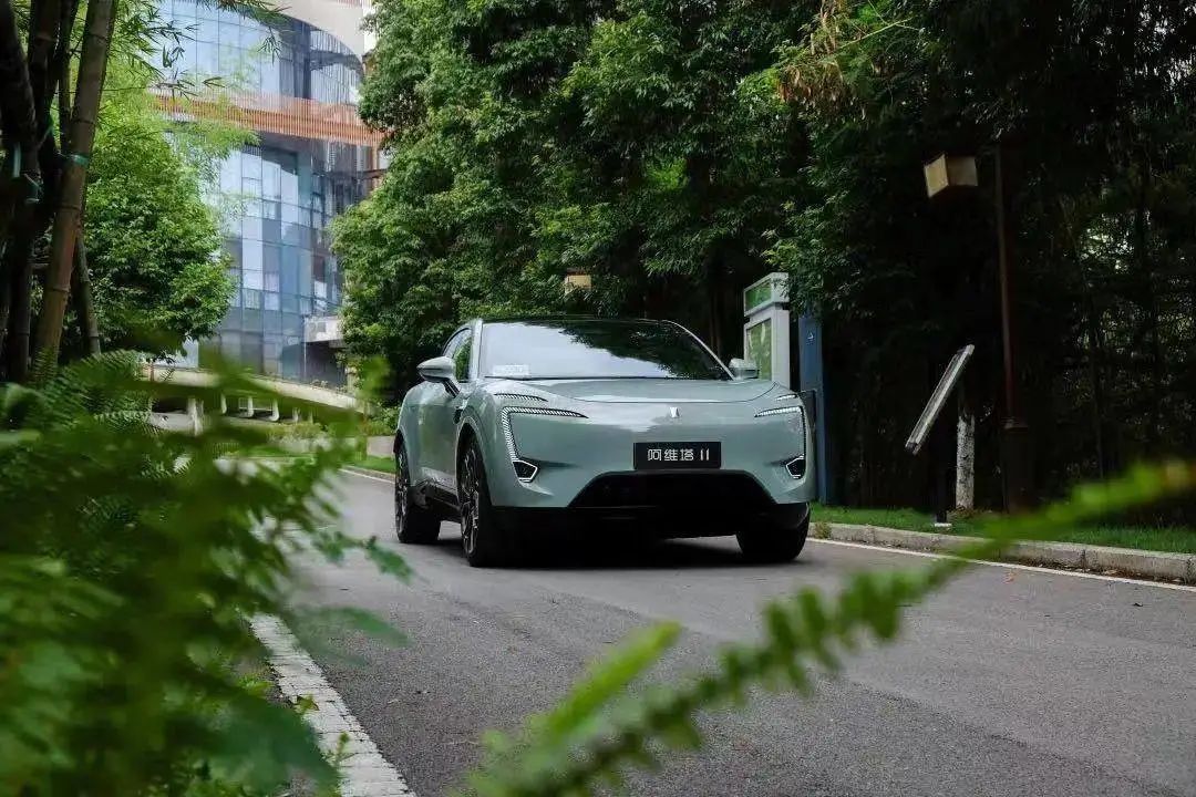 不再「遙遙領先」的問界，要造百萬級 MPV