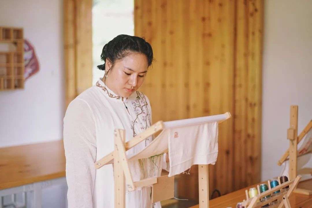 現實版“趙麗穎”改命：16歲輟學打零工，35歲拿100萬返鄉當老板
