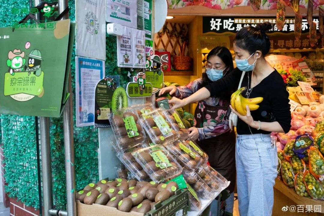 54岁“江西老表”的水果店上市了，市值超90亿元