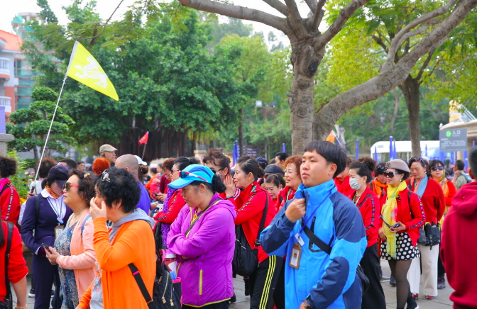 3天狂賺370億，被擠爆的景區(qū)，救活了多少導(dǎo)游？