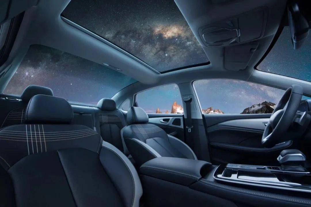 有多少電動車主在車里戴草帽？