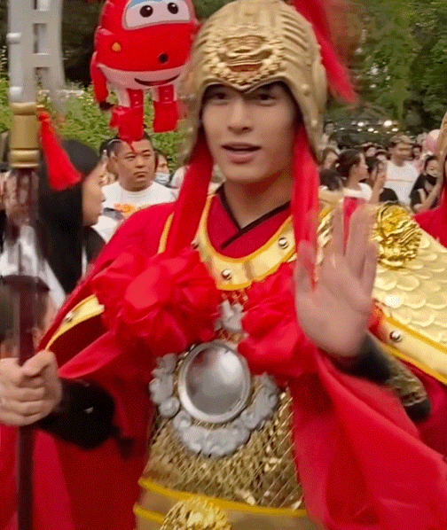 1天吸引上萬人，被迪士尼虐慘的中國樂園，終于熬出頭了？