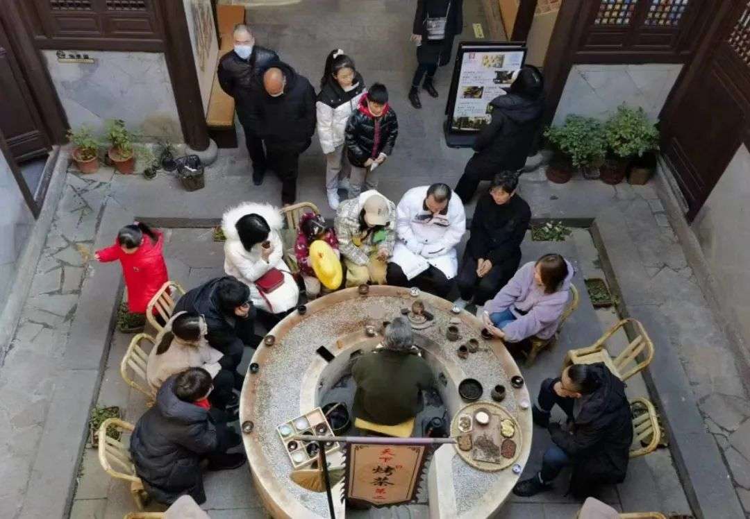 昂貴的圍爐煮茶，是咖啡店的終極對手？