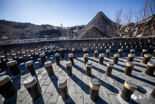 功夫機(jī)器狗！鵝廠機(jī)器狗穿越梅花樁：空翻、單樁跳、作揖