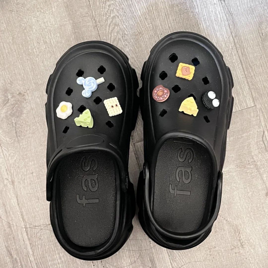均價(jià)300，一雙帶洞的鞋子，為何成鞋界“麥當(dāng)勞”？