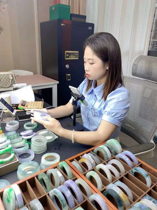 瘋狂的“石頭”：直播間造富，一夜賣出200萬