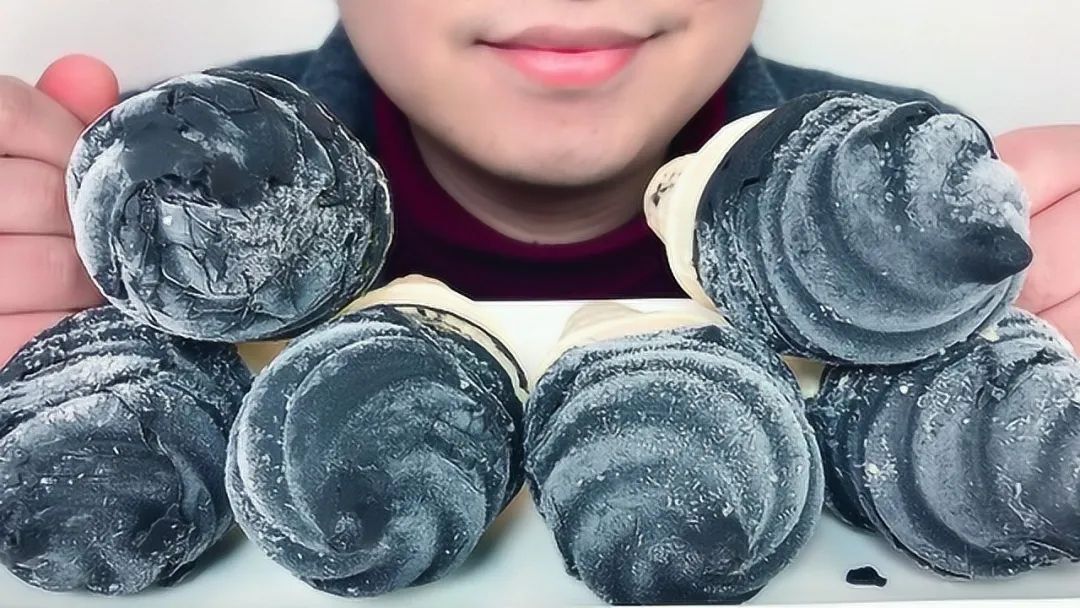 品牌，開始喜歡“黑化”自己了