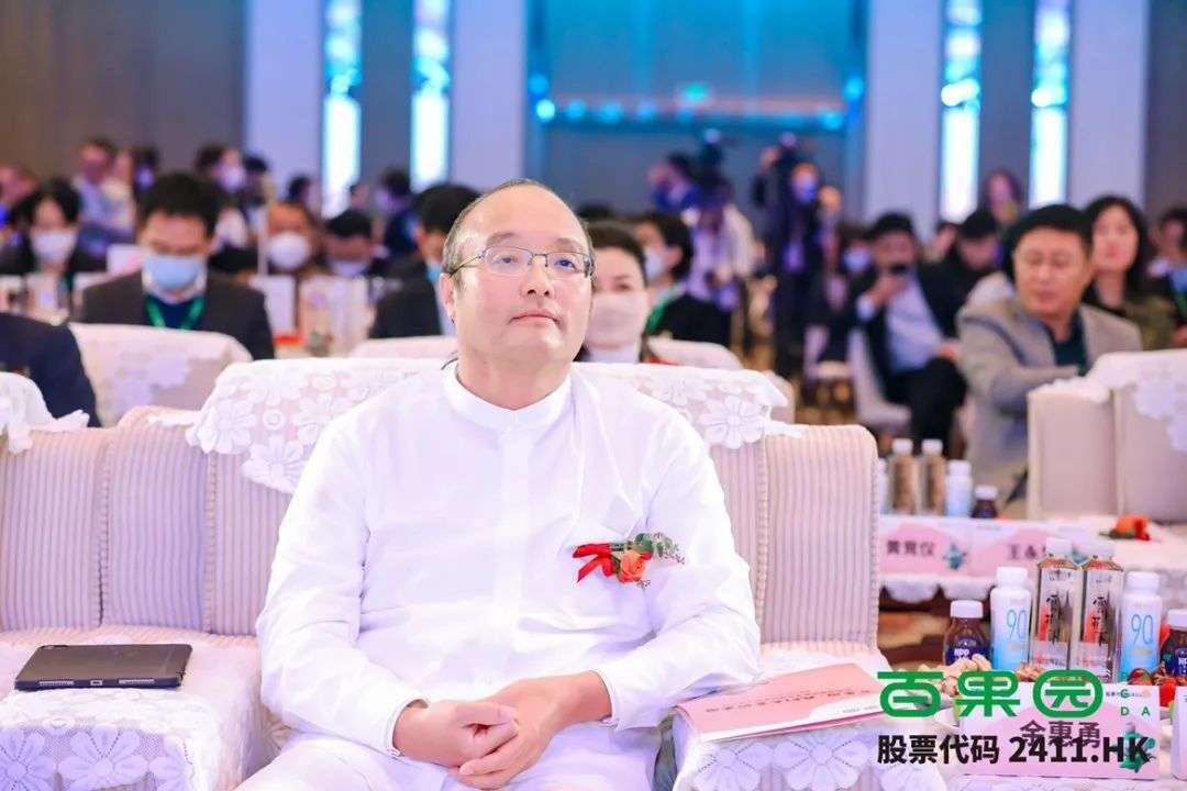 54歲“江西老表”的水果店上市了，市值超90億元