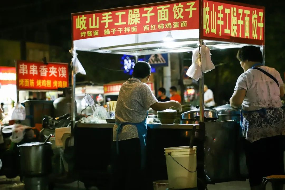 百萬人打卡煙火氣，直播+擺攤會是一門新生意嗎？