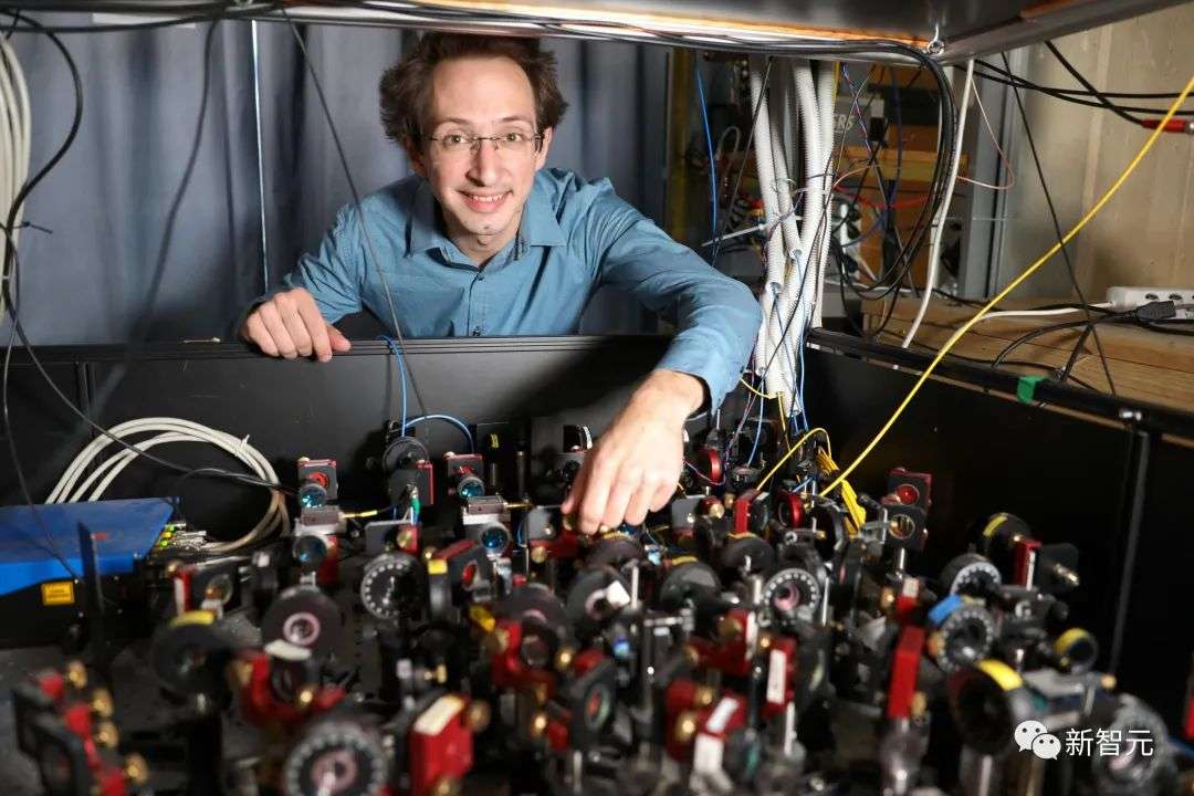 新型量子計算機首次打破二進制，信息存儲在鈣原子中